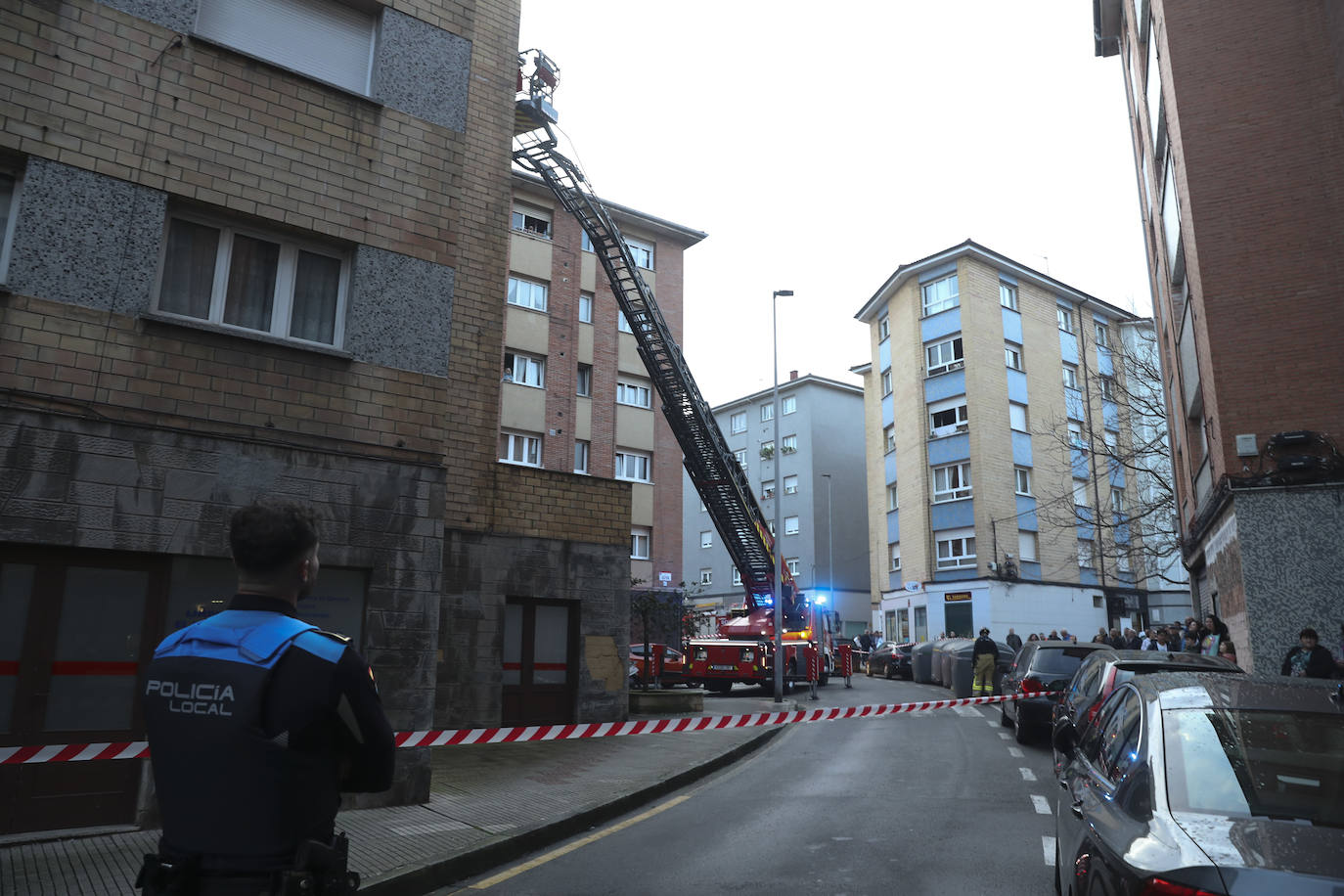 Maniobra de los bomberos de Gijón para sacar a una mujer inconsciente por la ventana