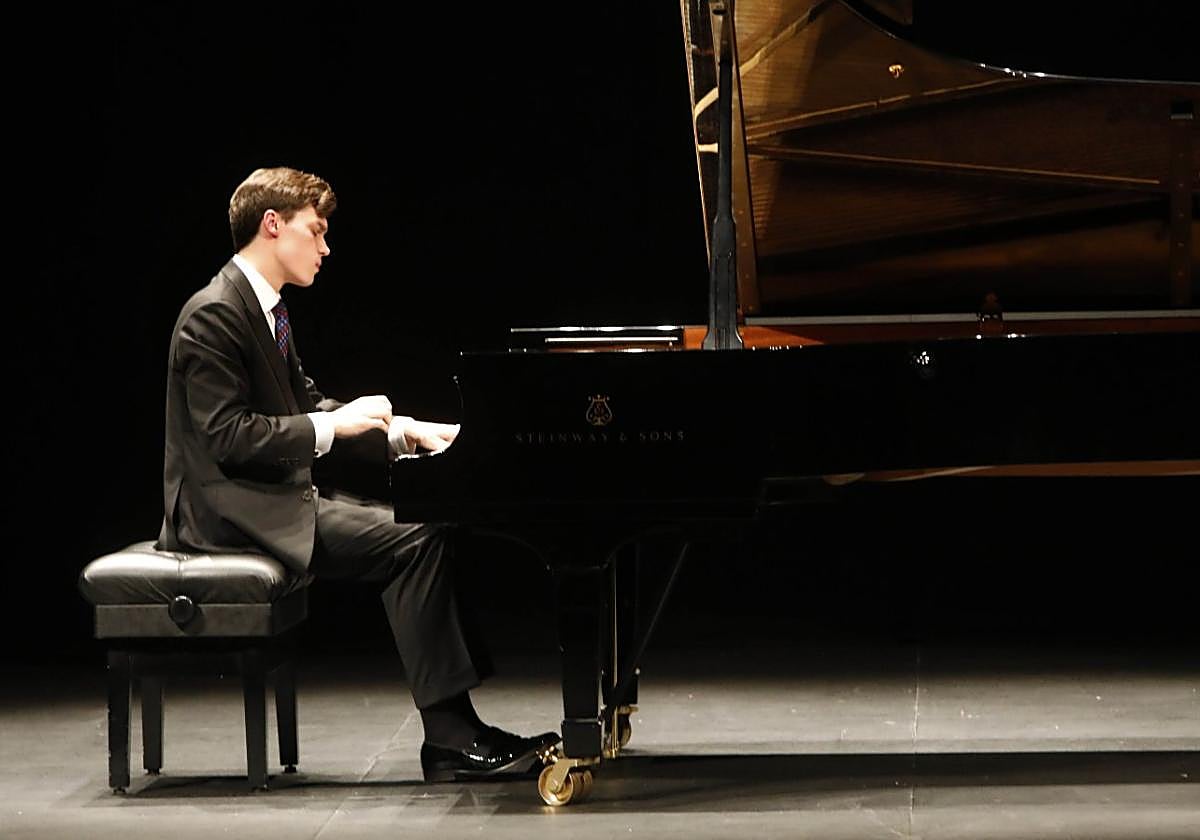 El joven pianista canadiense Jaeden Izik-Durko, durante su actuación ayer en el Teatro Jovellanos.
