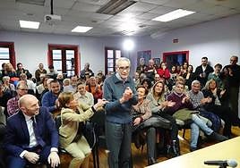 Pablo García, de pie, durante la celebración.