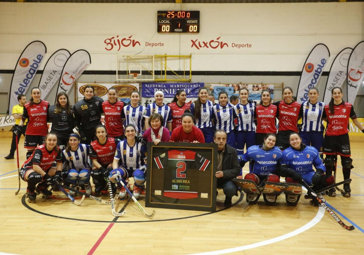 Natasha Lee, en el centro, posa entre su madre y el presidente del club, junto a las jugadoras del Telecable y del Voltregà en el pabellón de Mata-Jove.