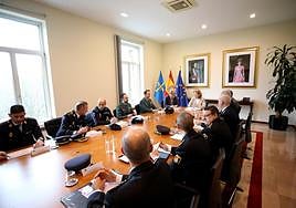 La delegada del Gobierno, Delia Losa, presidió ayer la reunión para coordinar la seguridad del derbi, junto representantes de los clubes y las fuerzas de seguridad del Estado.