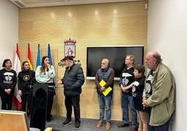 Olaya Suárez (Podemos) con intengrantes de la plataforma anticontaminación