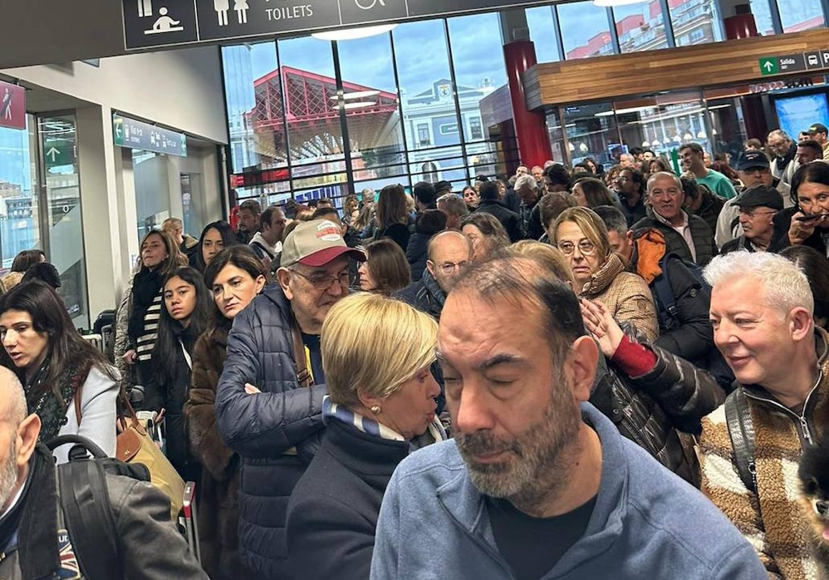 Viajeros del Alvia Gijón-Madrid, después de bajarse del segundo tren en la estación de León, esperando para el tercero que les llevó a Chamartín.