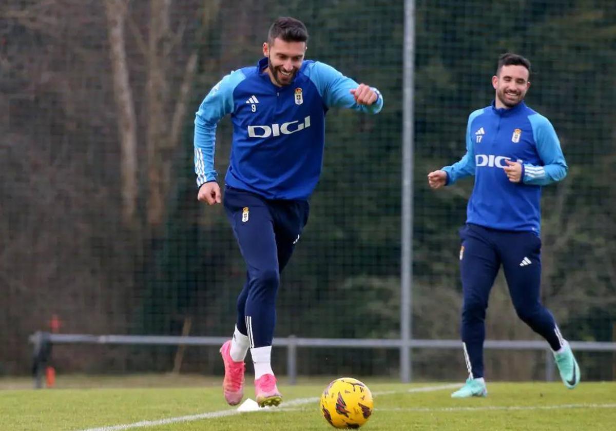 Borja Bastón, (en el centro) en un entrenamiento del Real Oviedo.