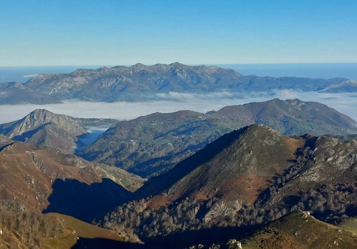 Mirando al norte, hacia la sierra del Sueve y el mar, desde las alturas del Porru Furacu