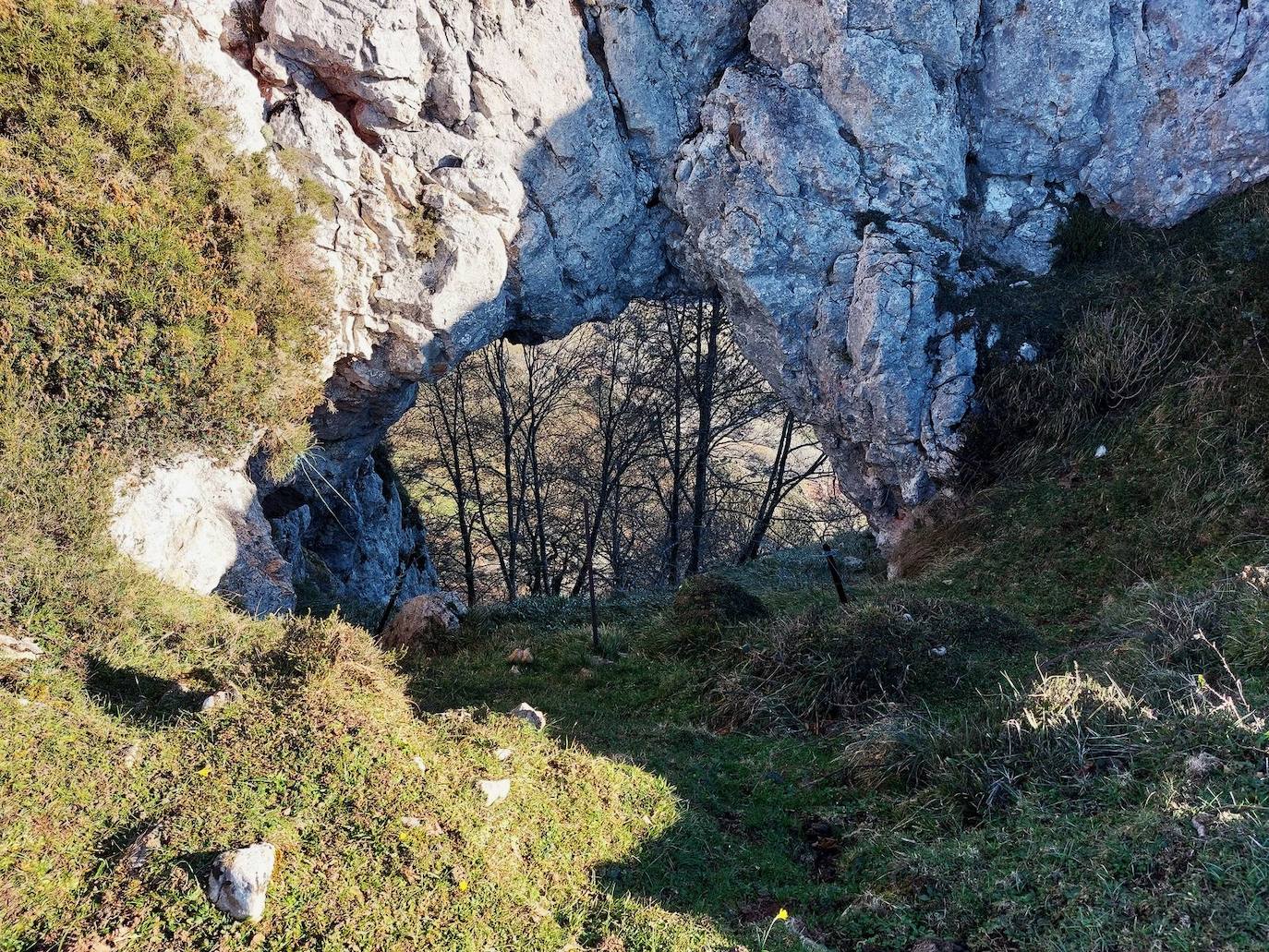 Ojo de buey o furacu que da nombre a la sierra y al picu Porru Furacu