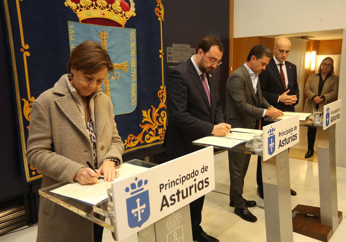 Juan Cofiño, Carmen Moriyón, Adrián Barbón, Alejandro Irarragorri y David Guerra, esta mañana, en Presidencia del Principado.