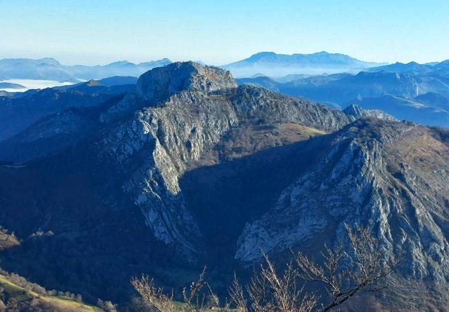 La Mota de Cetín en primer plano y la sierra del Cuera detrás: