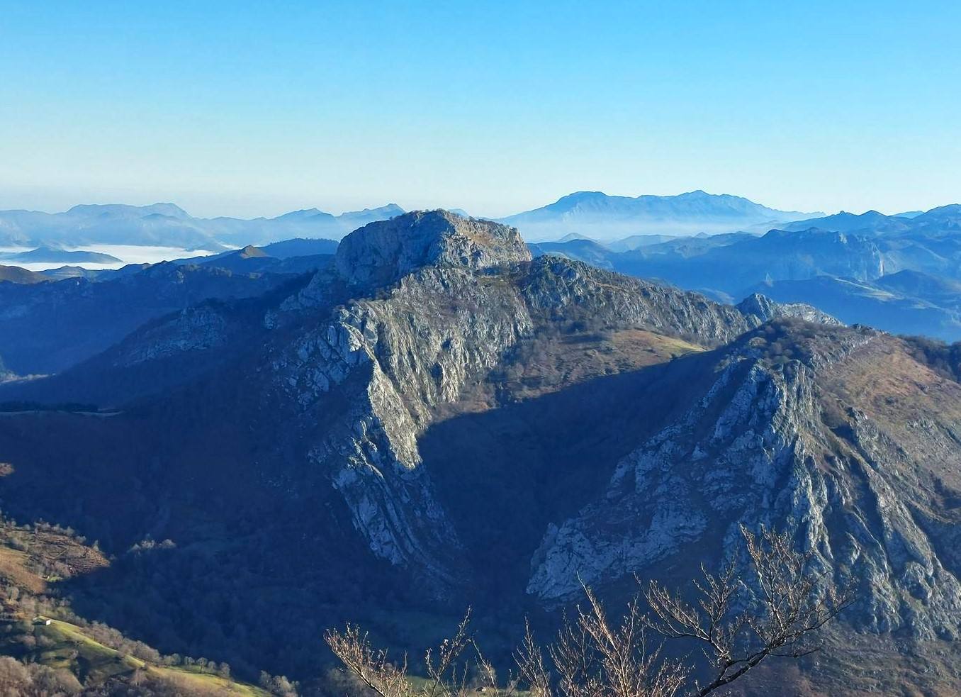 Vistas hacia el Cuera y la Mota Cetín desde Porru Furacu