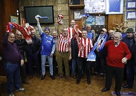 tIntegrantes de ambas peñas, en las letras de Ribadesella.