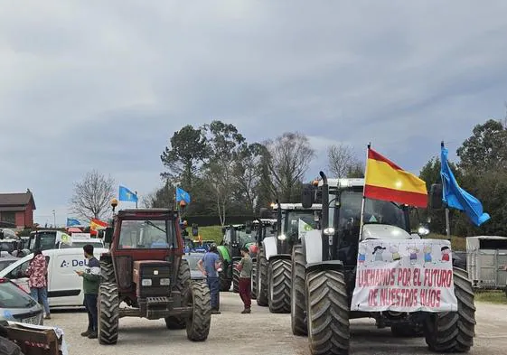 Los tractores, en el aparcamiento de La Pixarra, a la espera de iniciar la marcha hacia el centro de Oviedo. FOTOS: S. P.