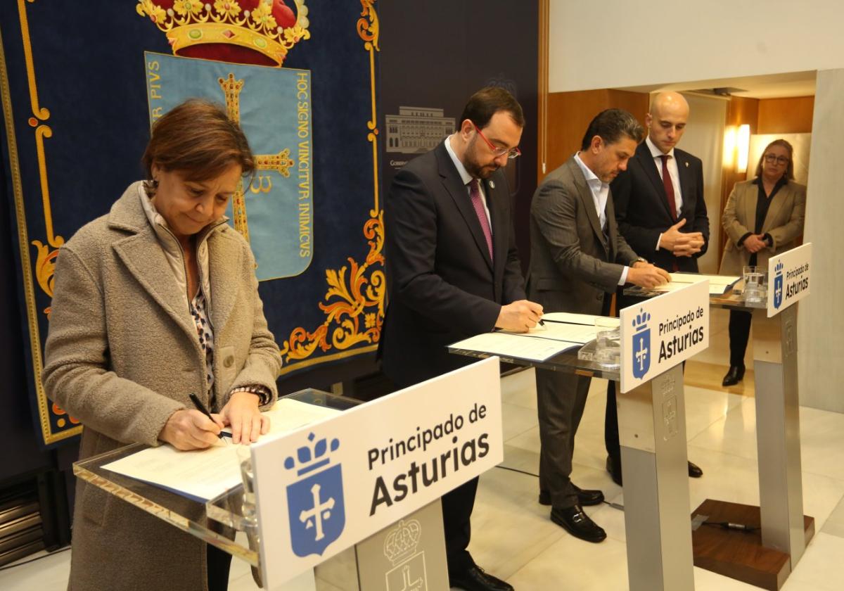 Carmen Moriyón, Adrián Barbón, Alejandor Irarragorri y David Guerra, en el momento de firmar el protocolo de intenciones para apoyar la candidatura de El Molinón como sede del Mundial de fútbol del 2030.