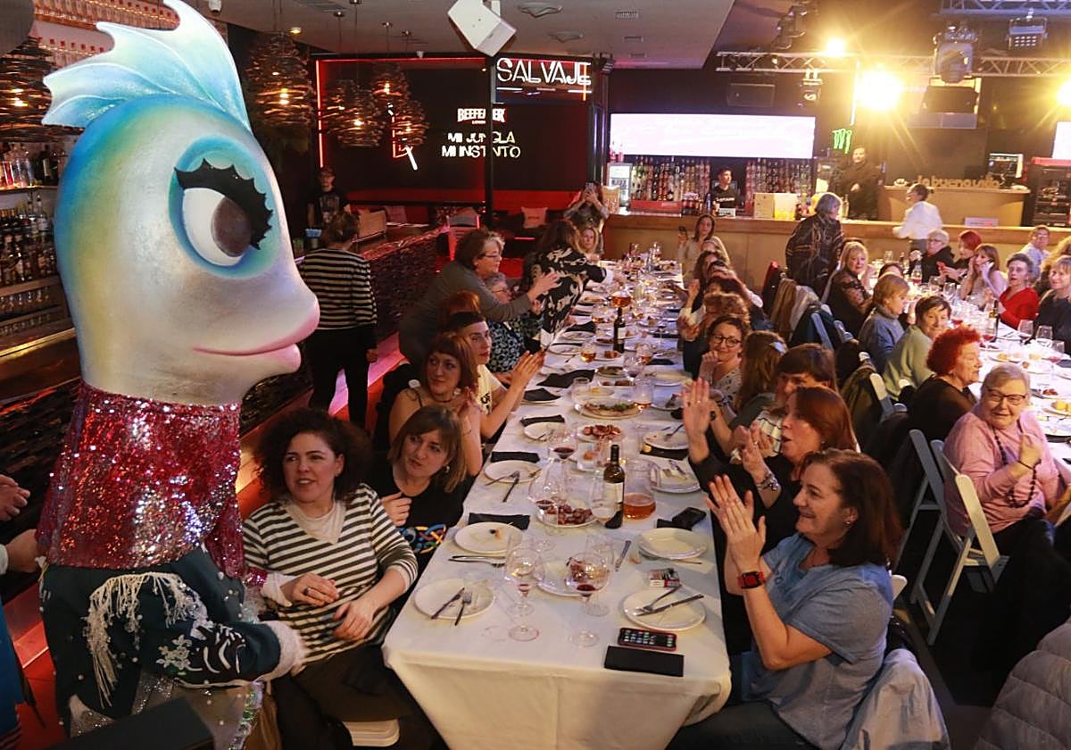 La Sardina no se perdió la entrega de premios de Les Comadres anoche en La Buena Vida. En la imagen, aplaudida.