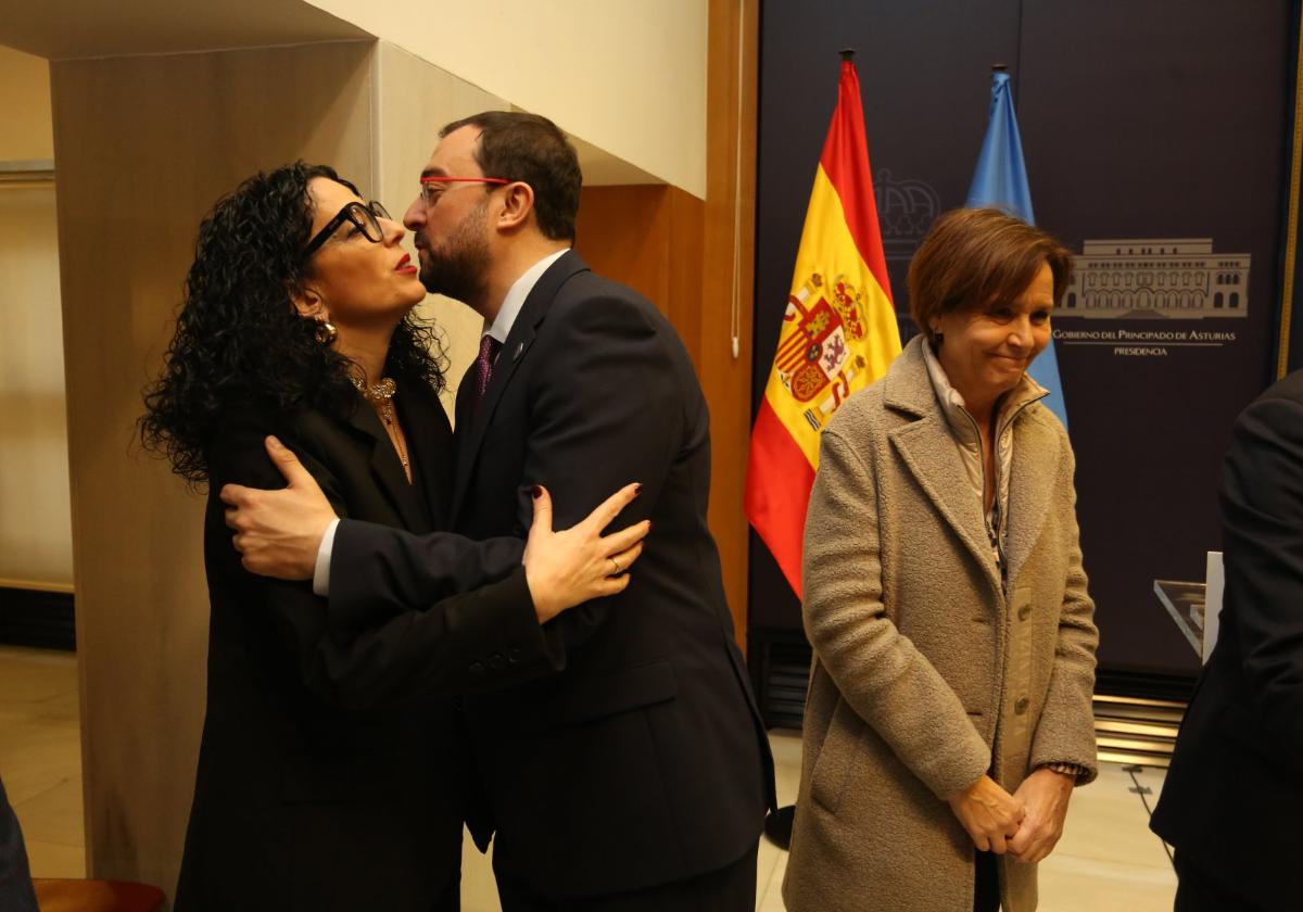 Vanessa Gutiérrez recibe el abrazo de Barbón ayer, durante la firma del protocolo de la candidatura de El Molinón para ser sede del Mundial.