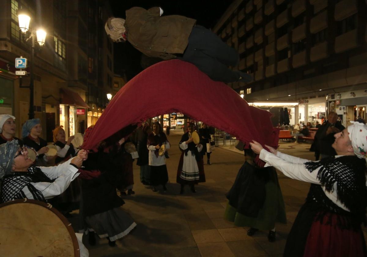 Las Muyeres de Pandorgada recorren las calles de Oviedo en las comadres de los Mazcaritos.