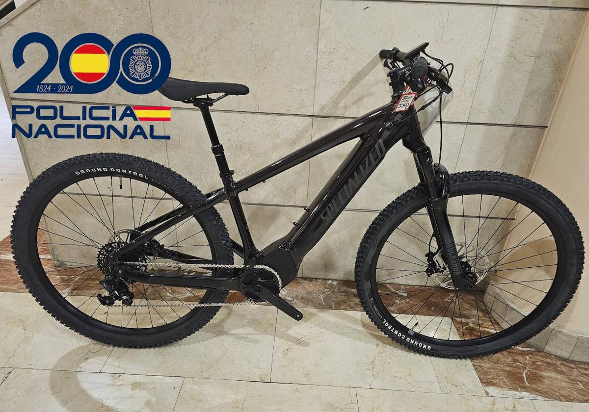 La bicicleta de alta gama robada de una tienda de Nuevo Gijón e incautada tras la detención del autor por la Policía Nacional.