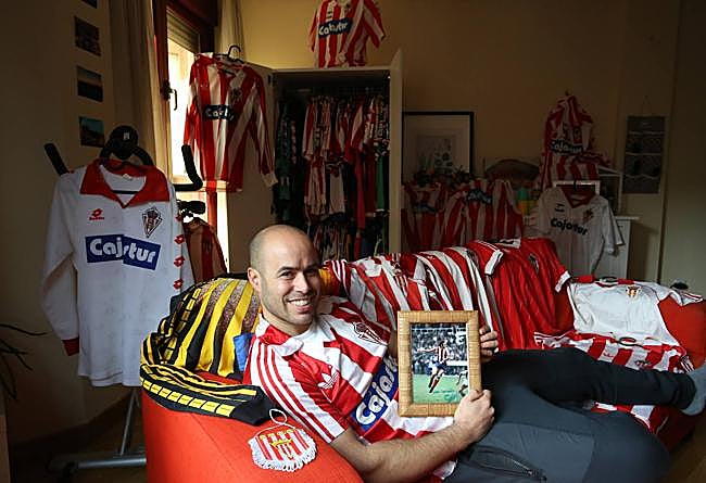 Seve, con su colección de camisetas del Sporting, utilizadas por jugadores, en su casa de Oviedo.