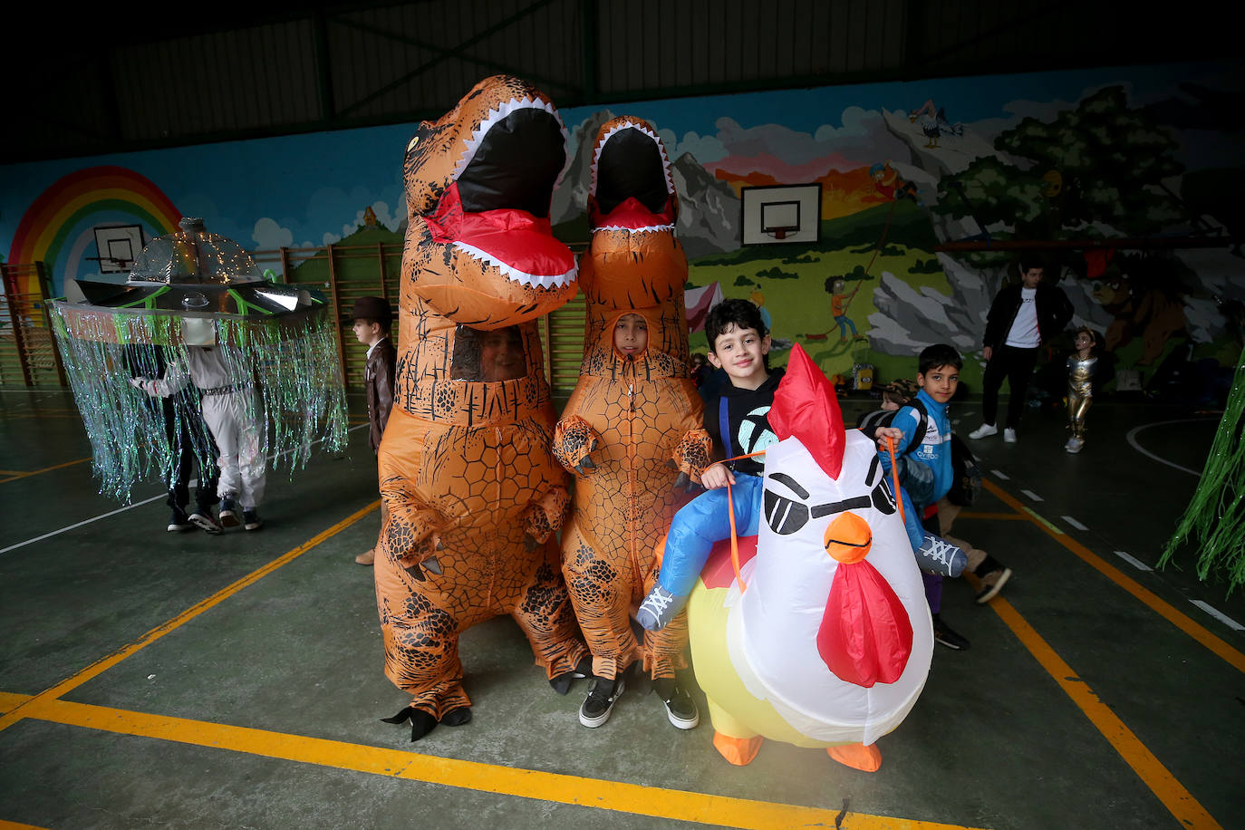 Fiesta carnavalera en los coles de Oviedo