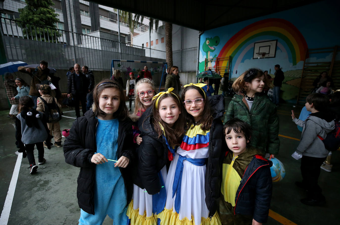 Fiesta carnavalera en los coles de Oviedo