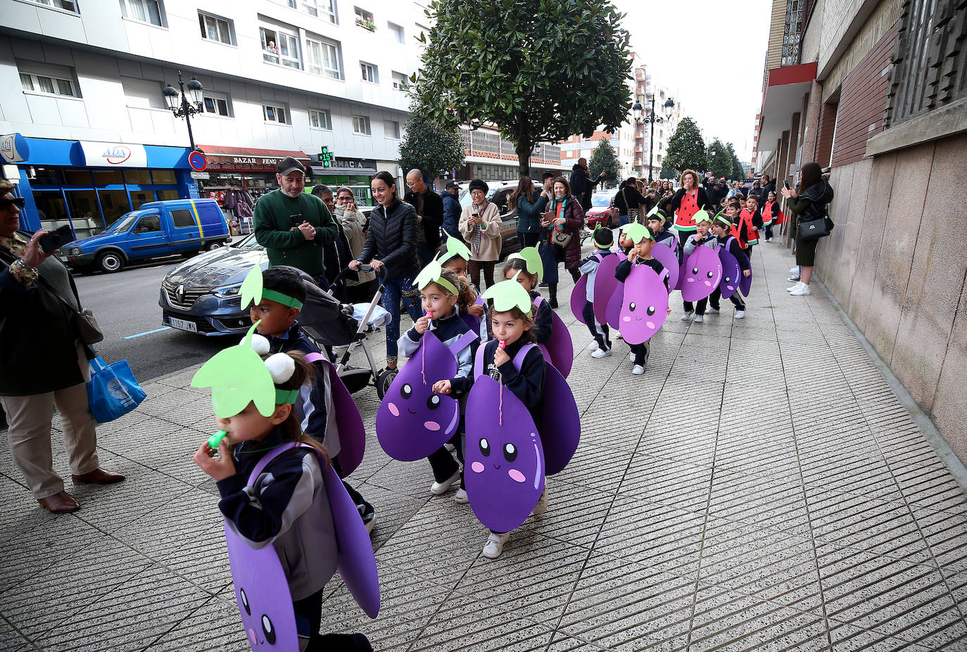 Fiesta carnavalera en los coles de Oviedo