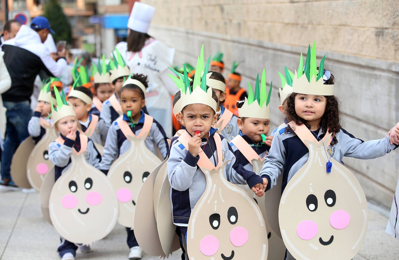 Fiesta carnavalera en los coles de Oviedo