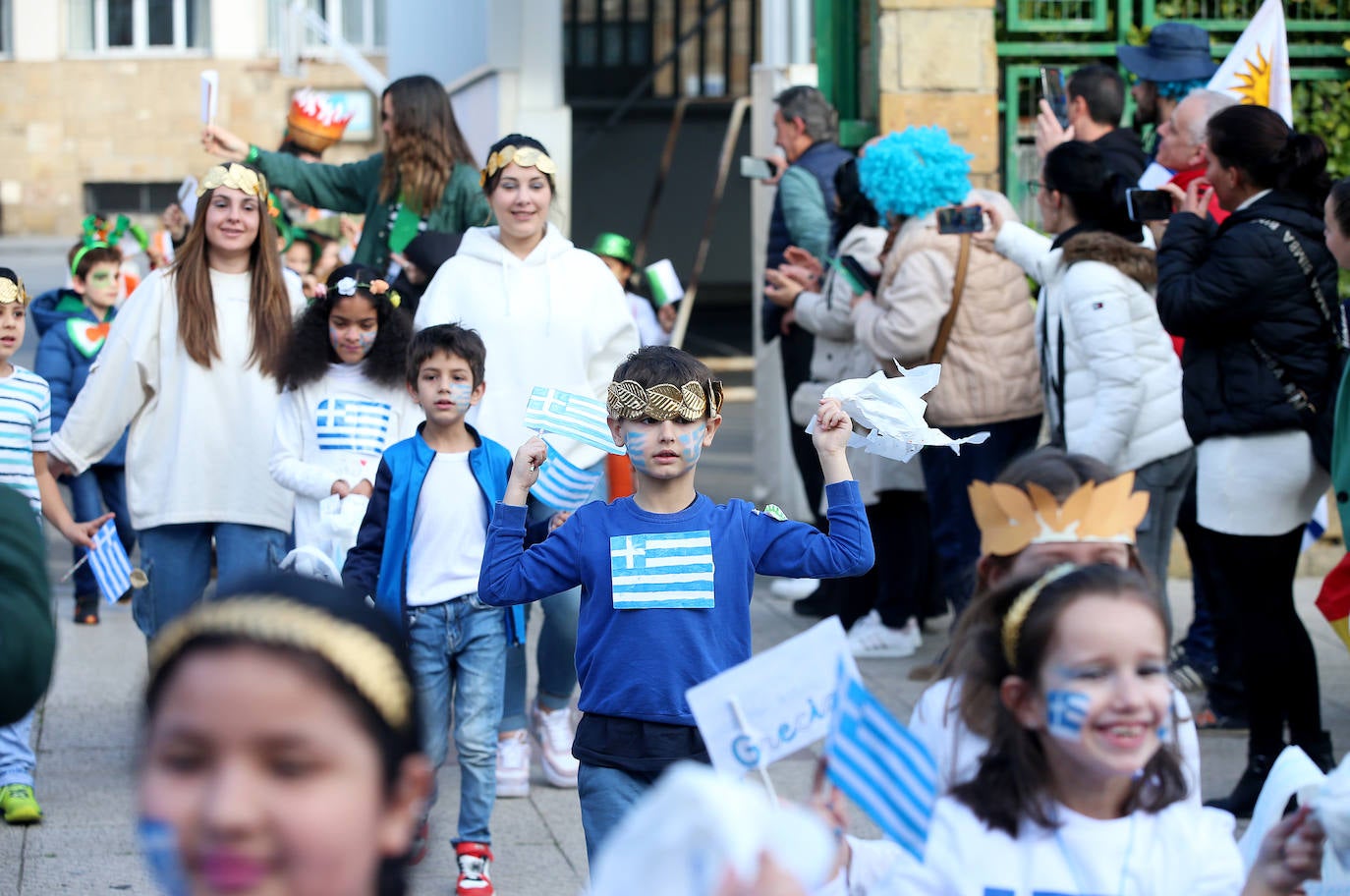 Fiesta carnavalera en los coles de Oviedo