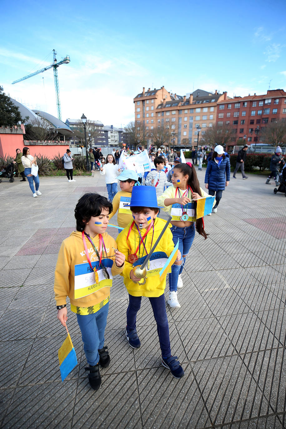 Fiesta carnavalera en los coles de Oviedo