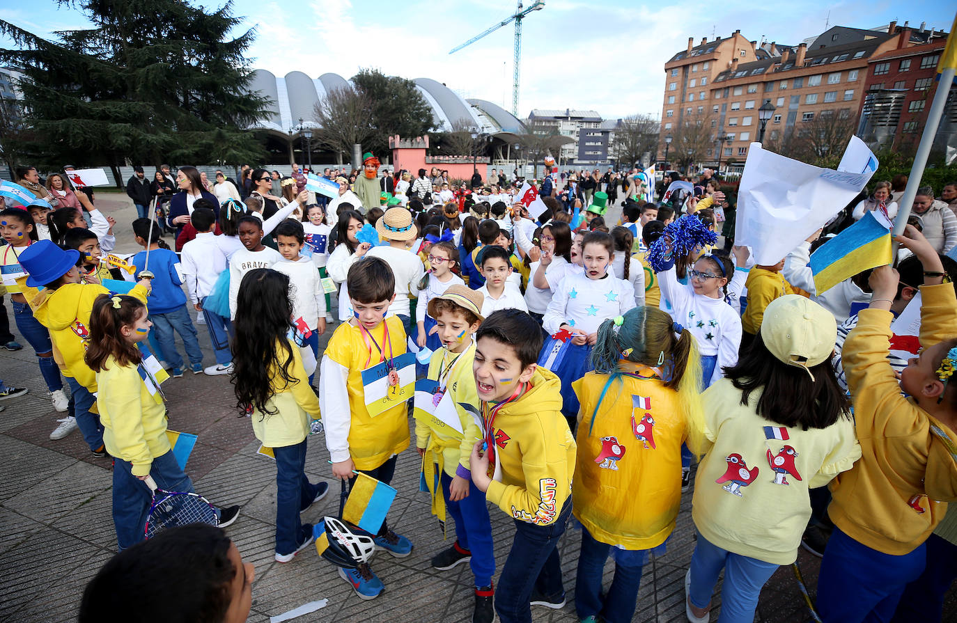 Fiesta carnavalera en los coles de Oviedo