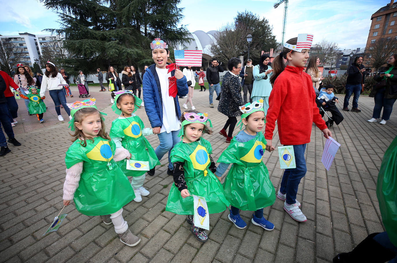 Fiesta carnavalera en los coles de Oviedo