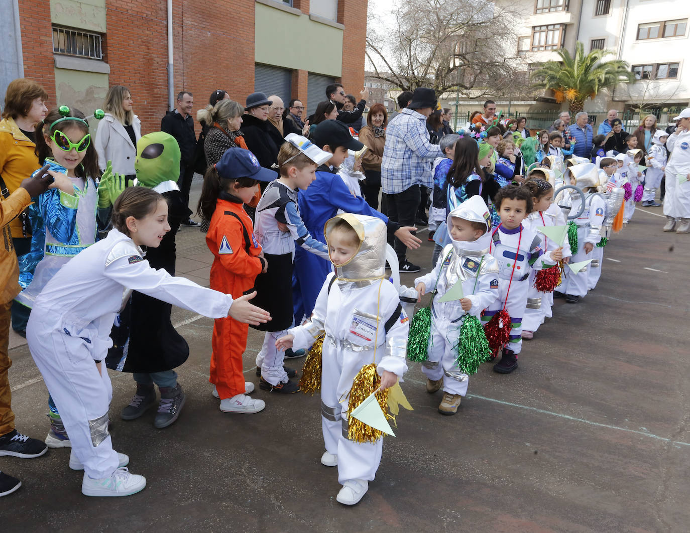 La fantasía del antroxu inunda los colegios de Gijón