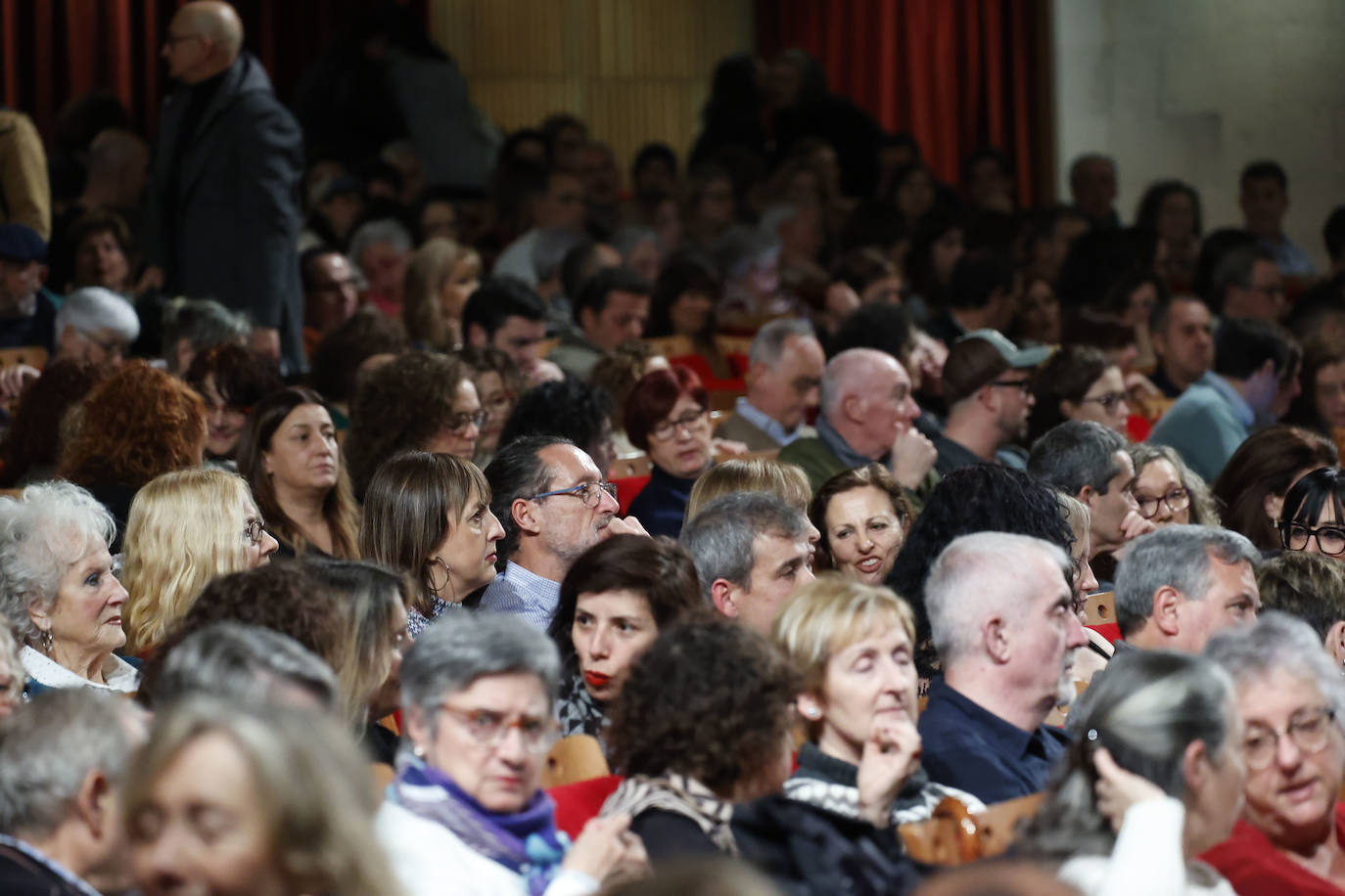 La Fura dels Baus sirve en hora y media un cóctel molotov en Gijón