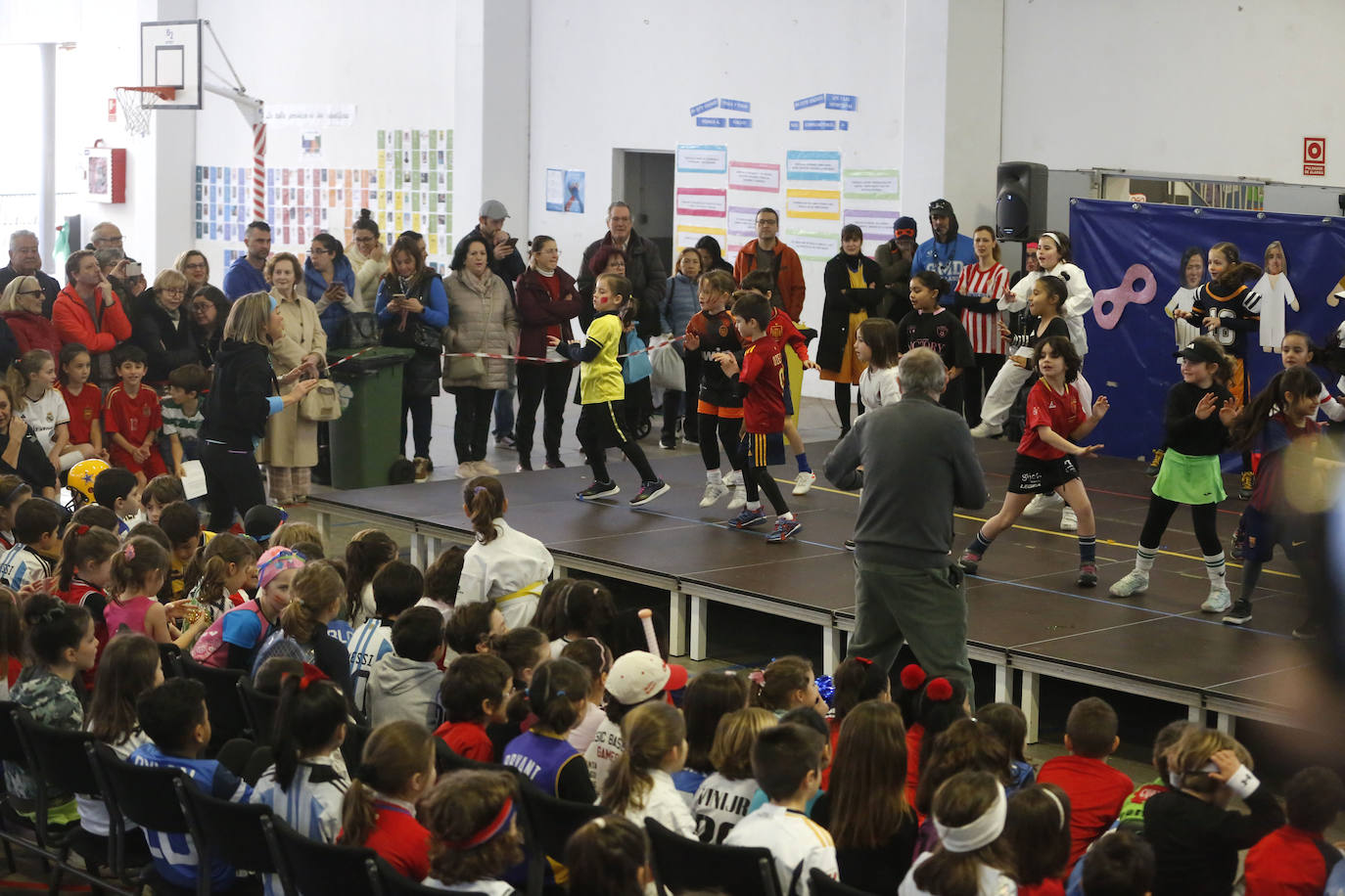 La fantasía del antroxu inunda los colegios de Gijón