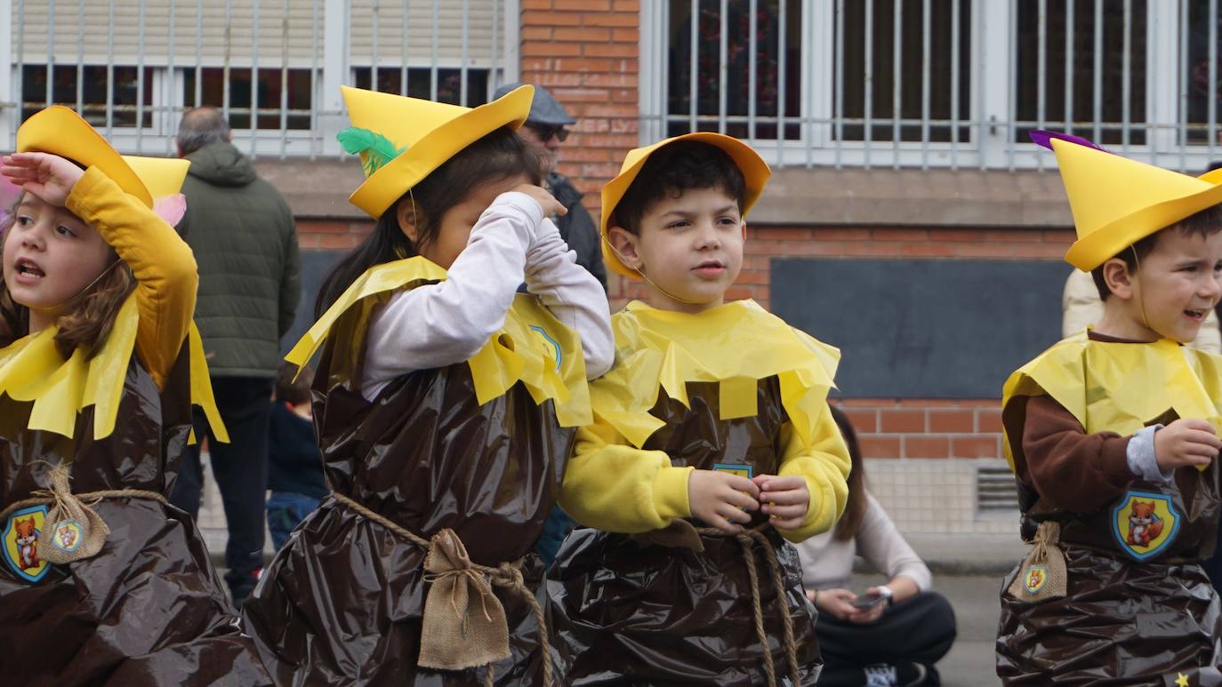 La fantasía del antroxu inunda los colegios de Gijón