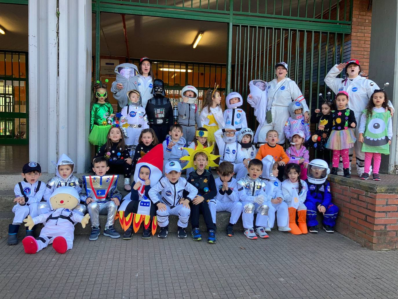 La fantasía del antroxu inunda los colegios de Gijón