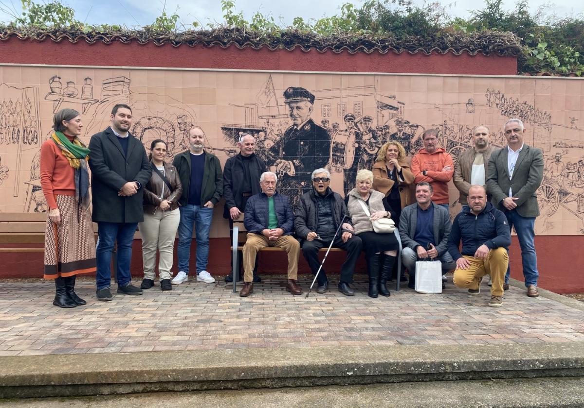 Vicente Menéndez-Santarúa, en el centro del banco, junto a familiares y autoridades políticas.