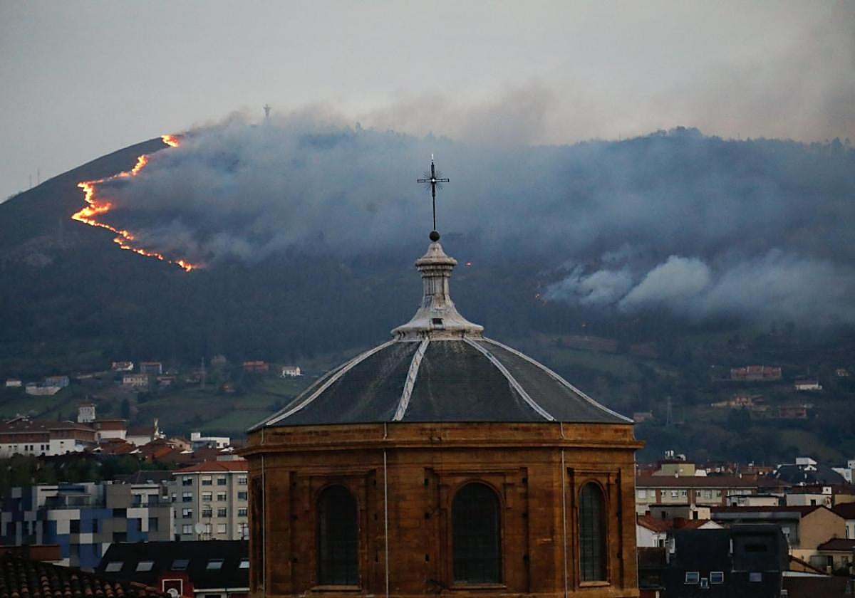 El incendio bordeando el monumento al Sagrado Corazón de Jesús en el corazón del monte Naranco.