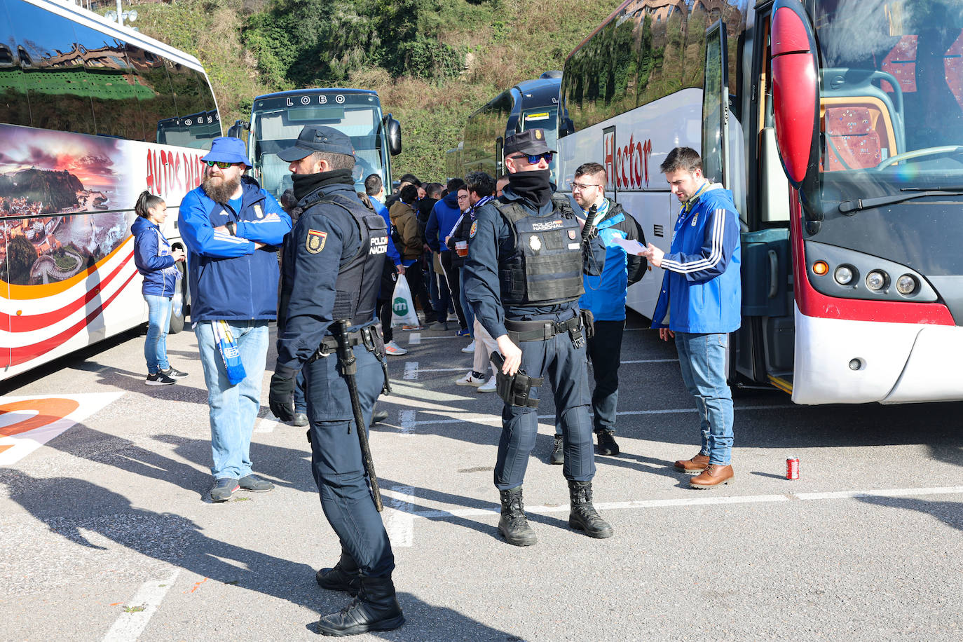 Explosión de júbilo de los aficionados del Oviedo para despedir a su equipo antes del derbi