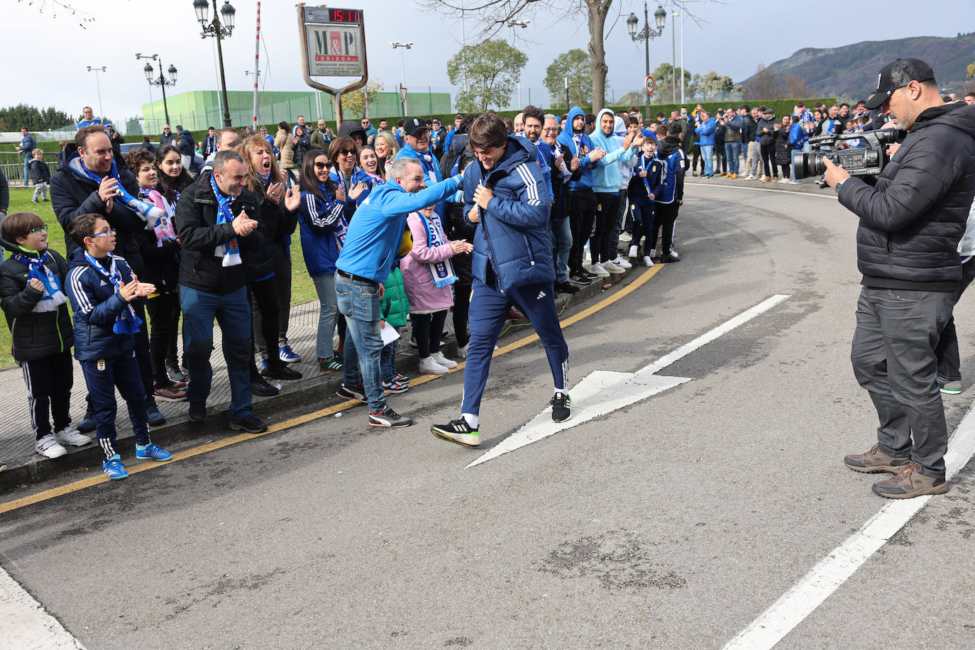 Explosión de júbilo de los aficionados del Oviedo para despedir a su equipo antes del derbi