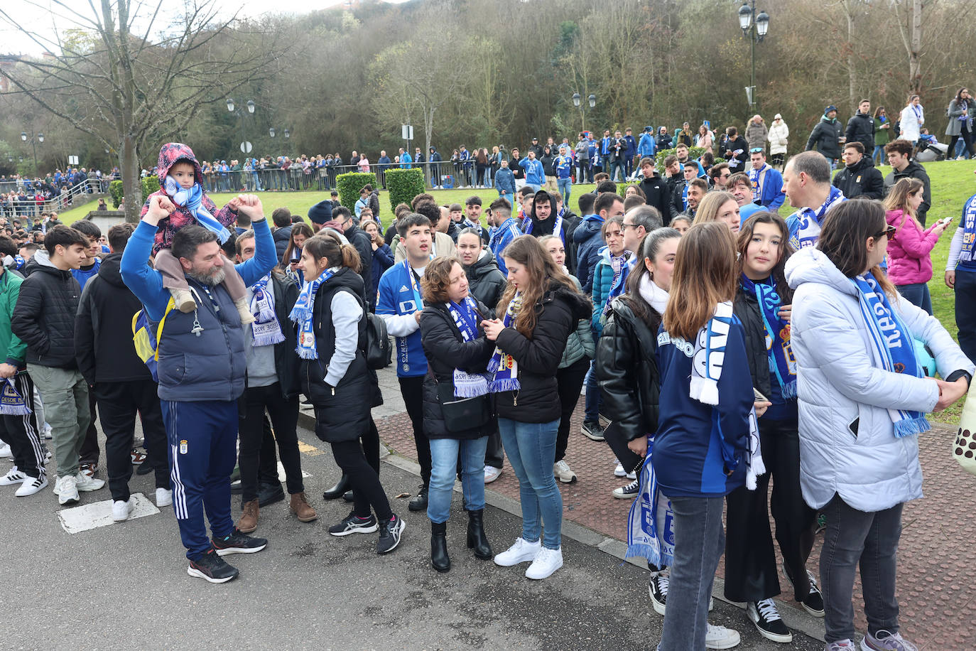 Explosión de júbilo de los aficionados del Oviedo para despedir a su equipo antes del derbi