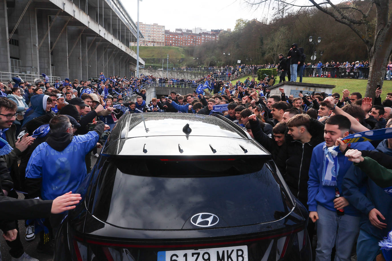 Explosión de júbilo de los aficionados del Oviedo para despedir a su equipo antes del derbi