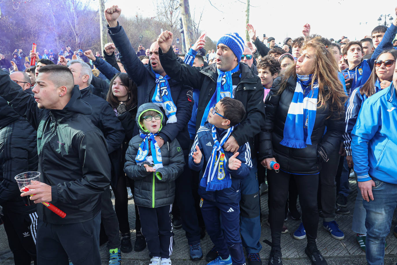 Explosión de júbilo de los aficionados del Oviedo para despedir a su equipo antes del derbi