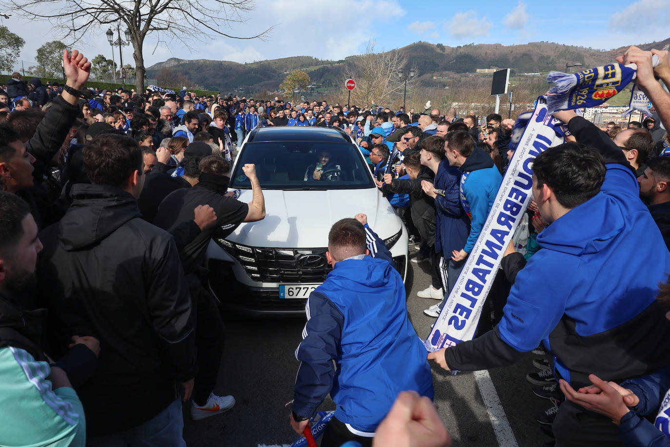 Explosión de júbilo de los aficionados del Oviedo para despedir a su equipo antes del derbi