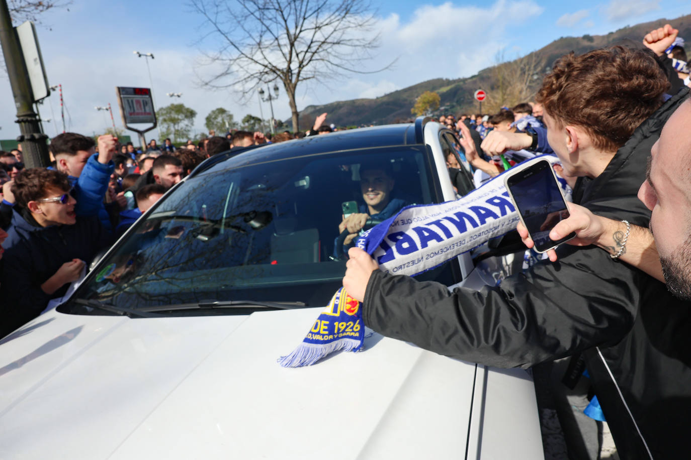 Explosión de júbilo de los aficionados del Oviedo para despedir a su equipo antes del derbi