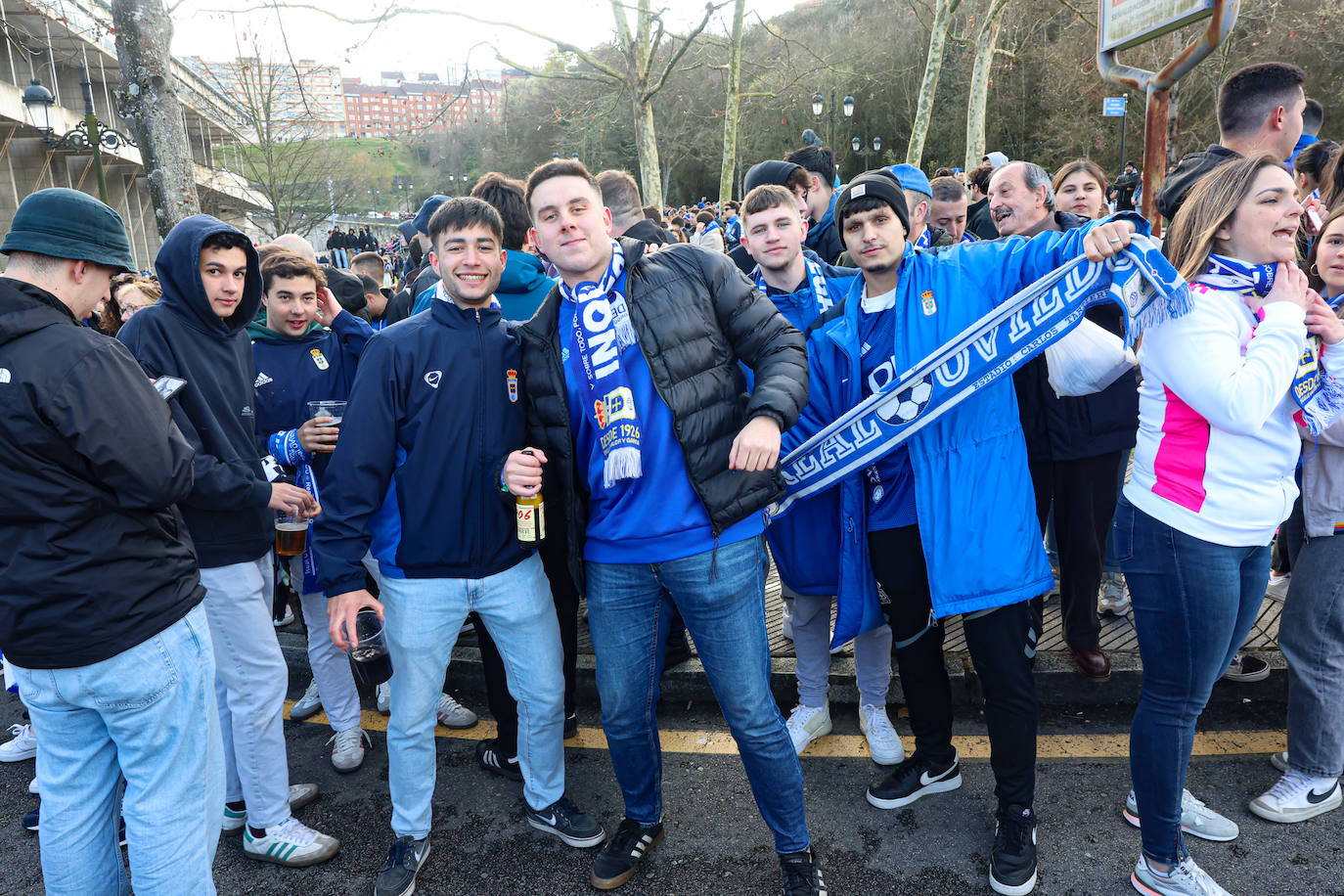 Explosión de júbilo de los aficionados del Oviedo para despedir a su equipo antes del derbi