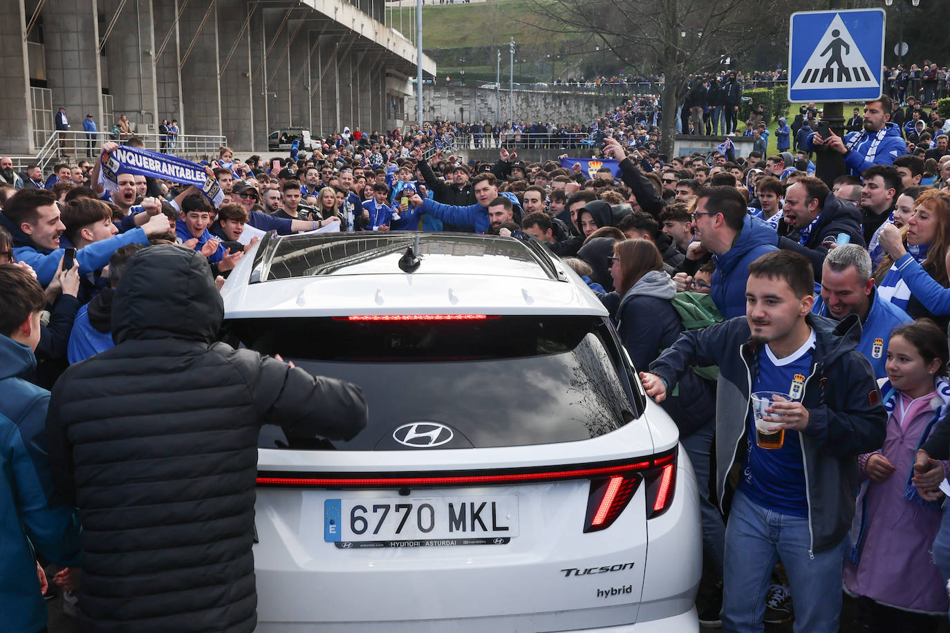 Explosión de júbilo de los aficionados del Oviedo para despedir a su equipo antes del derbi