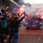 Explosión de júbilo de los aficionados del Oviedo para despedir a su equipo antes del derbi