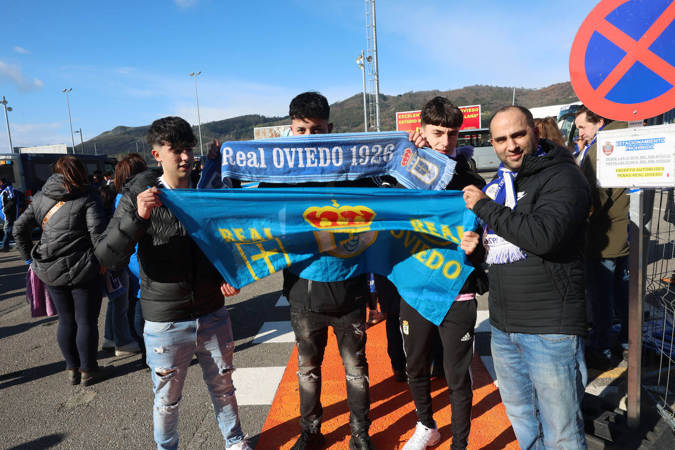 Explosión de júbilo de los aficionados del Oviedo para despedir a su equipo antes del derbi