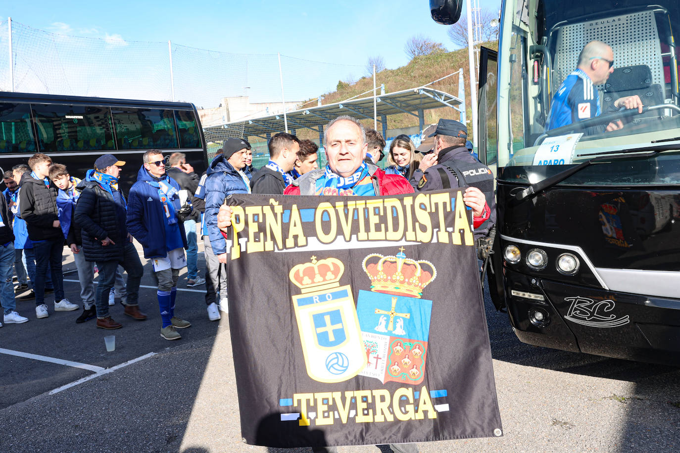 Explosión de júbilo de los aficionados del Oviedo para despedir a su equipo antes del derbi