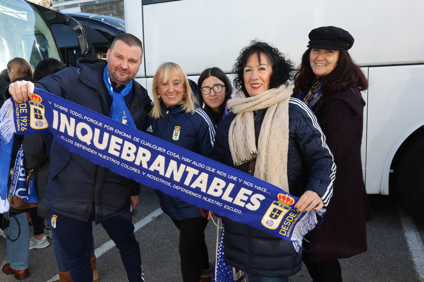 Explosión de júbilo de los aficionados del Oviedo para despedir a su equipo antes del derbi