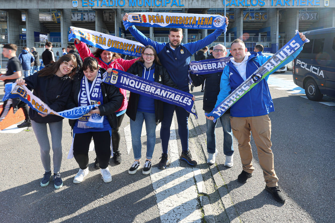 Explosión de júbilo de los aficionados del Oviedo para despedir a su equipo antes del derbi